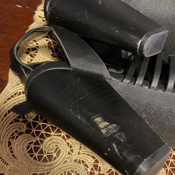 Black straps Detail Heels - Picture 3 of 5